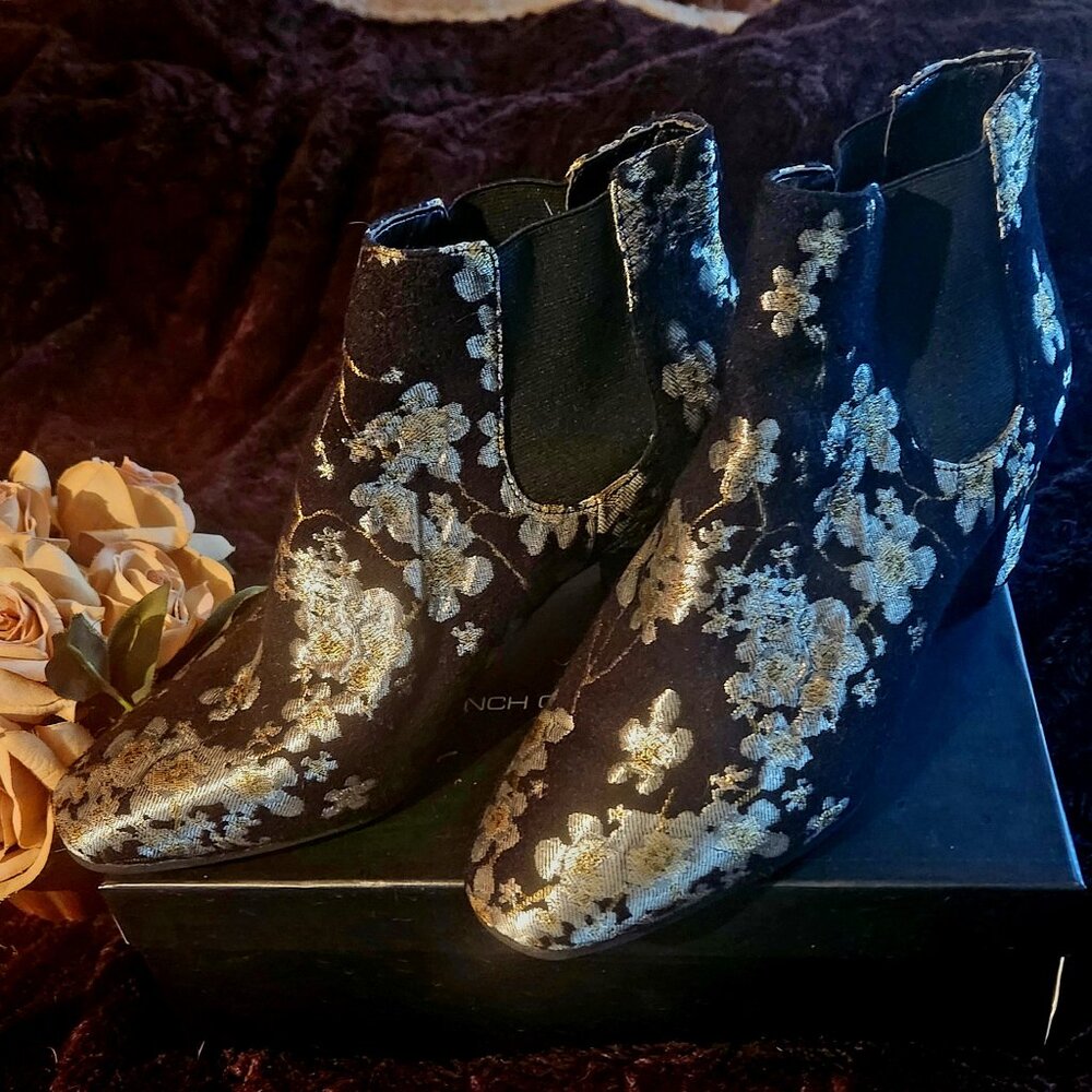 Simply smashing ankle bootsBrocade even on heels, elastic sides - great w/jeans